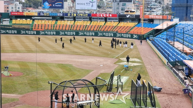 6일 대전 한화생명이글스파크에서 한화 이글스 선수단이 훈련을 하고 있다. /사진=안호근 기자