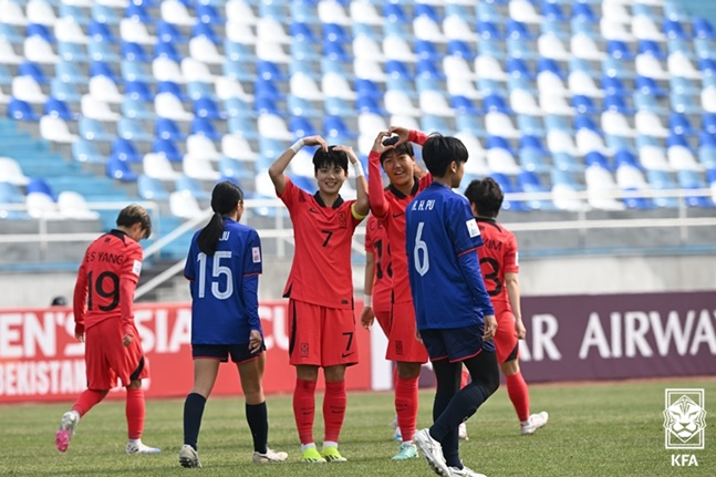 전유경(왼쪽 3번째)이 6일 대만전에서 선제골을 터뜨린 후 박제아와 세리머니를 하고 있다.  /사진=대한축구협회