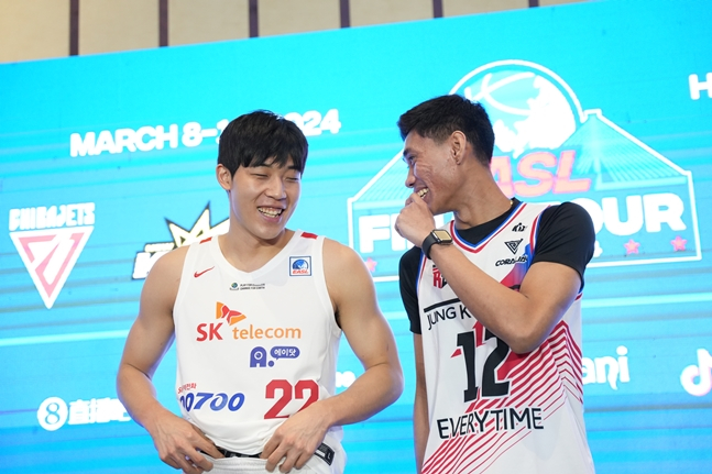 오제현(왼쪽)과 렌즈 아반도가 즐겁게 이야기 나누고 있다. /사진=EASL 제공