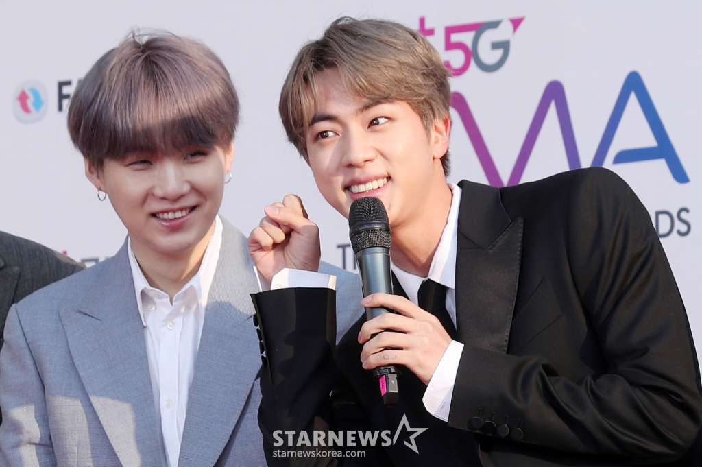그룹 방탄소년단 슈가, 진이 24일 오후 인천 남동구 남동체육관에서 진행된 더팩트뮤직어워즈 레드카펫 포토월에 참석해 포즈를 취하고 있다.