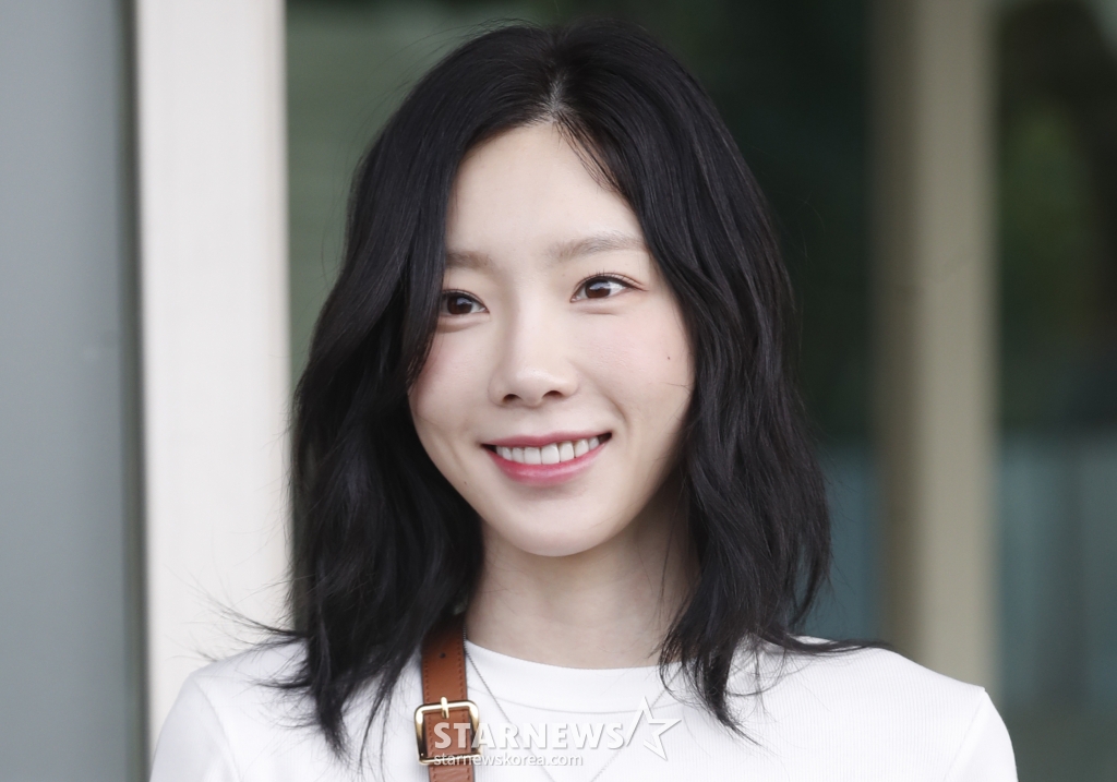 (인천공항=뉴스1) 권현진 기자 = 소녀시대 태연이 아시아 투어를 위해 21일 인천국제공항에 도착해 인도네시아 자카르타로 출국하기 전 인사를 하고 있다. 2023.7.21/뉴스1 Copyright (C) 뉴스1. All rights reserved. 무단 전재 및 재배포 금지. /사진=(인천공항=뉴스1) 권현진 기자