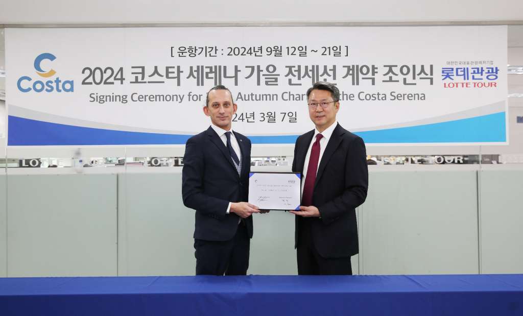 롯데관광개발 백현 대표이사 사장(오른쪽)과 코스타 크루즈사 프란시스코 라파(좌측) 아시아 총괄이 기념촬영을 하고 있다.