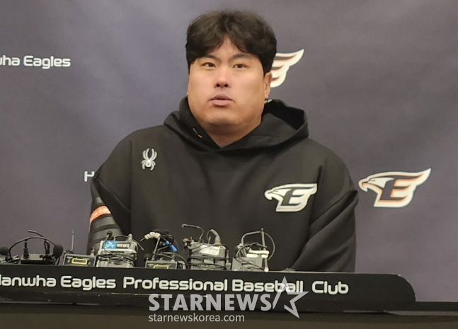 류현진이 7일 청백전을 마치고 취재진과 인터뷰를 하고 있다. /사진=안호근 기자