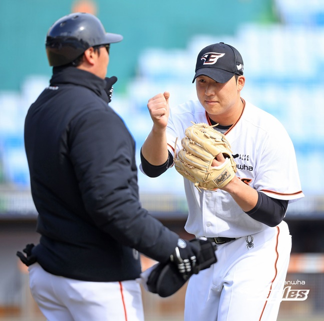 한화 이글스 투수 김민우가 7일 대전 한화생명이글스파크에서 열린 청백전에서 홈팀 2번째 투수로 등판해 투구를 마치고 코칭스태프와 하이파이브를 나누고 있다. /사진=한화 이글스