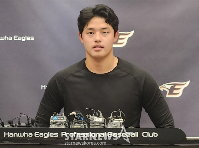 한화 이글스 투수 문동주가 7일 대전 한화생명이글스파크에서 열린 구단 자체 청백전을 마치고 인터뷰를 하고 있다. /사진=김진경 대기자/사진=안호근 기자