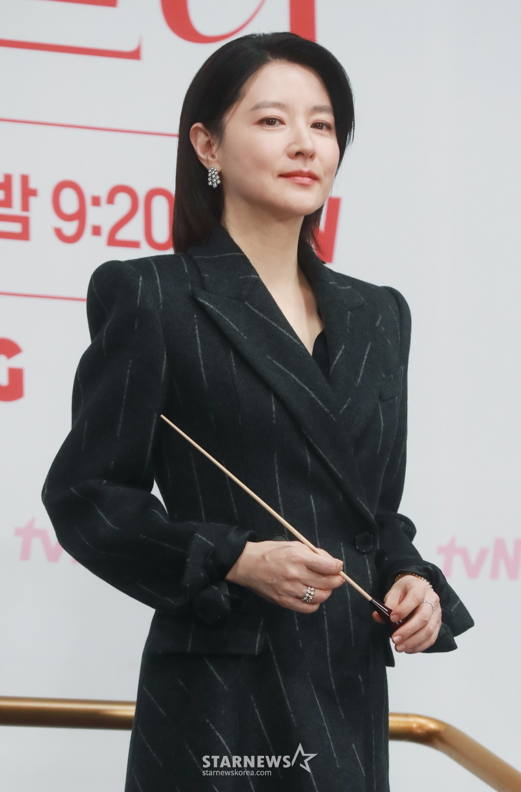 배우 이영애가 6일 오전 서울 구로구 라마다 신도림 호텔에서 진행된 tvN 토일드라마 '마에스트라' 제작발표회에 참석해 포즈를 취하고 있다. 전 세계 단 5%뿐인 여성 지휘자 마에스트라, 천재 혹은 전설이라 불리는 차세음이 자신의 비밀을 감춘 채 오케스트라를 둘러싼 사건의 진실을 찾아가는 미스터리 드라마 '마에스트라'는 오는 9일 첫 방송된다. /2023.12.06 /사진=이동훈