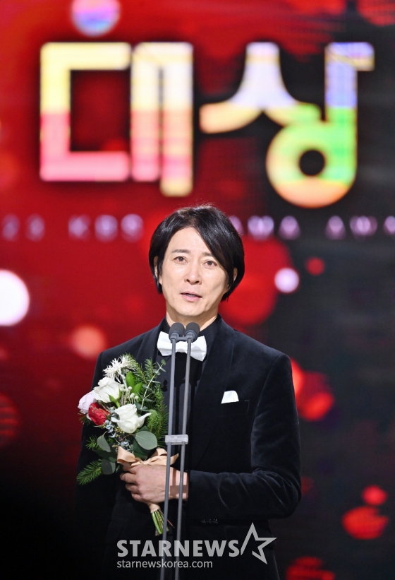 '2023 KBS 연기대상' 에서 대상을 수상한 배우 최수종./사진=KBS
