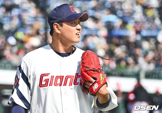 롯데 나균안이 9일 부산 사직야구장에서 열린 SSG 랜더스와 2024 신한 SOL Bank KBO 리그 시범경기 개막전에서 4회 실점한 후 아쉬워하고 있다.