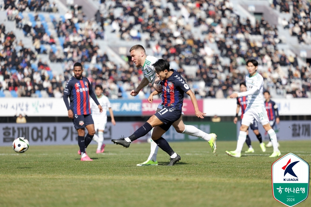 슈팅하는 이승우(가운데). /사진제공=한국프로축구연맹