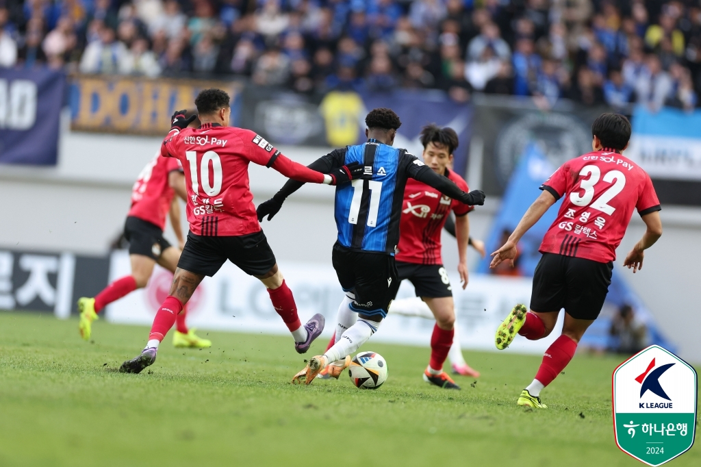 린가드(왼쪽)가 제르소(가운데)의 돌파를 저지하고 있다. /사진제공=한국프로축구연맹