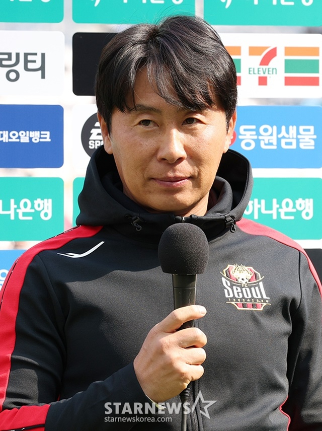 린가드 홈개막전으로 축구팬들의 관심이 폭증하고 있는 '하나은행 K리그1 2024' FC서울-인천유나이티드 경기가 10일 오후 서울월드컵경기장에서 열렸다. FC서울 김기동 감독이 경기 전 인터뷰에 응하고 있다. /상암=김진경 기자