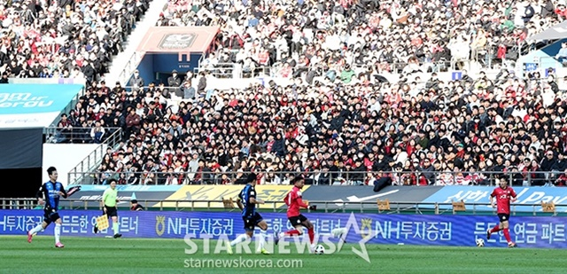 린가드 홈개막전으로 축구팬들의 관심이 폭증하고 있는 '하나은행 K리그1 2024' FC서울-인천유나이티드 경기가 10일 오후 서울월드컵경기장에서 열렸다. FC서울 린가드가 공격을 시도하고 있다. /상암=김진경 기자