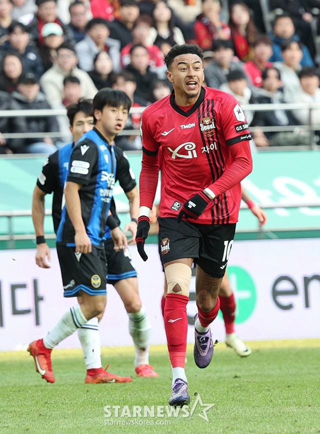 린가드 홈개막전으로 축구팬들의 관심이 폭증한 '하나은행 K리그1 2024' FC서울-인천유나이티드 경기가 10일 오후 서울월드컵경기장에서 열렸다. FC서울 린가드가 동료에게 사인을 보내고 있다. 2013년 승강제 이후 K리그 1 단일 경기 최다 관중을 기록했다. /상암=김진경 기자