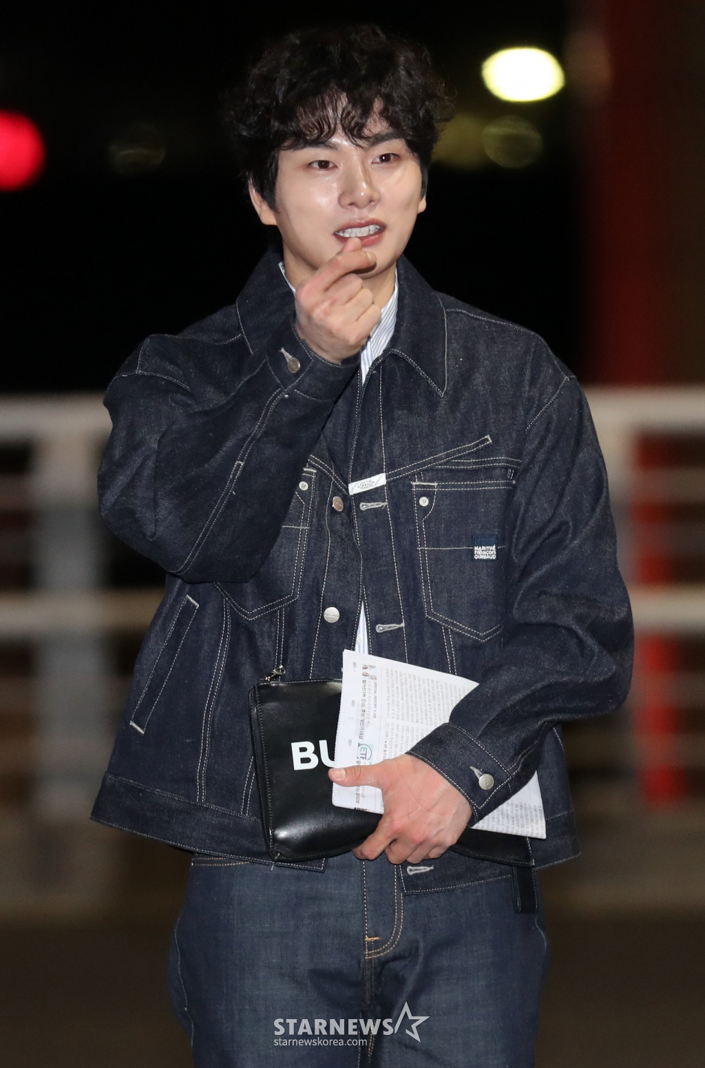 배우 이이경이 드라마 '내 남편과 결혼해줘' 포상휴가 차 10일 오전 인천국제공항을 통해 출국하고 있다. 2024.03.10 /사진=임성균