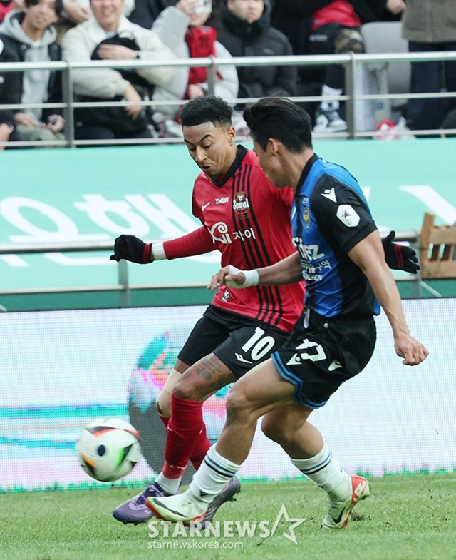 린가드 홈개막전으로 축구팬들의 관심이 폭증한 '하나은행 K리그1 2024' FC서울-인천유나이티드 경기가 10일 오후 서울월드컵경기장에서 열렸다. FC서울 린가드가 사이드 돌파를 시도하고 있다. 2013년 승강제 이후 K리그 1 단일 경기 최다 관중을 기록했다.