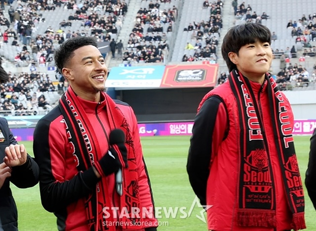 린가드 홈개막전으로 축구팬들의 관심이 폭증하고 있는 '하나은행 K리그1 2024' FC서울-인천유나이티드 경기가 10일 오후 서울월드컵경기장에서 열렸다. FC서울 린가드가 경기 전 행사에서 홈 팬들애게 인사를 하고 있다. /상암=김진경 기자