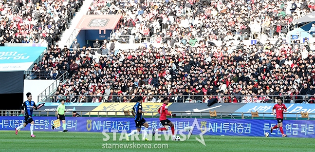린가드 홈개막전으로 축구팬들의 관심이 폭증하고 있는 '하나은행 K리그1 2024' FC서울-인천유나이티드 경기가 10일 오후 서울월드컵경기장에서 열렸다. FC서울 린가드가 공격을 시도하고 있다. /상암=김진경 기자