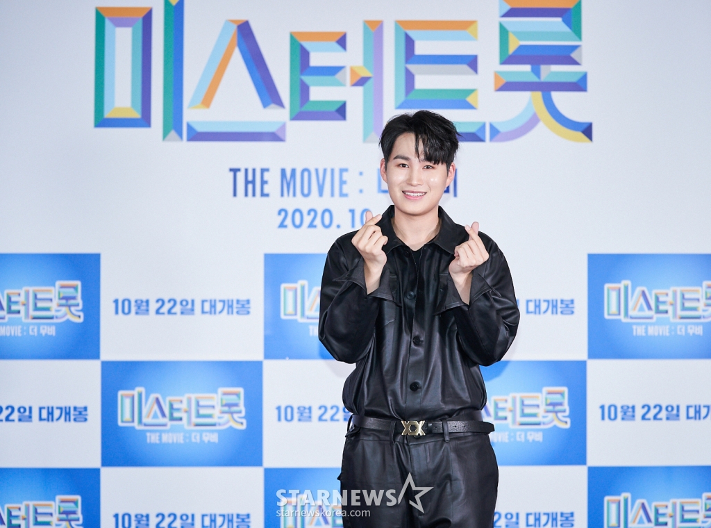 가수 김희재가 19일 오후 온라인 생중계로 진행된 '미스터트롯 : 더무비' 제작보고회에 참석해 포즈를 취하고 있다. /사진제공=모비