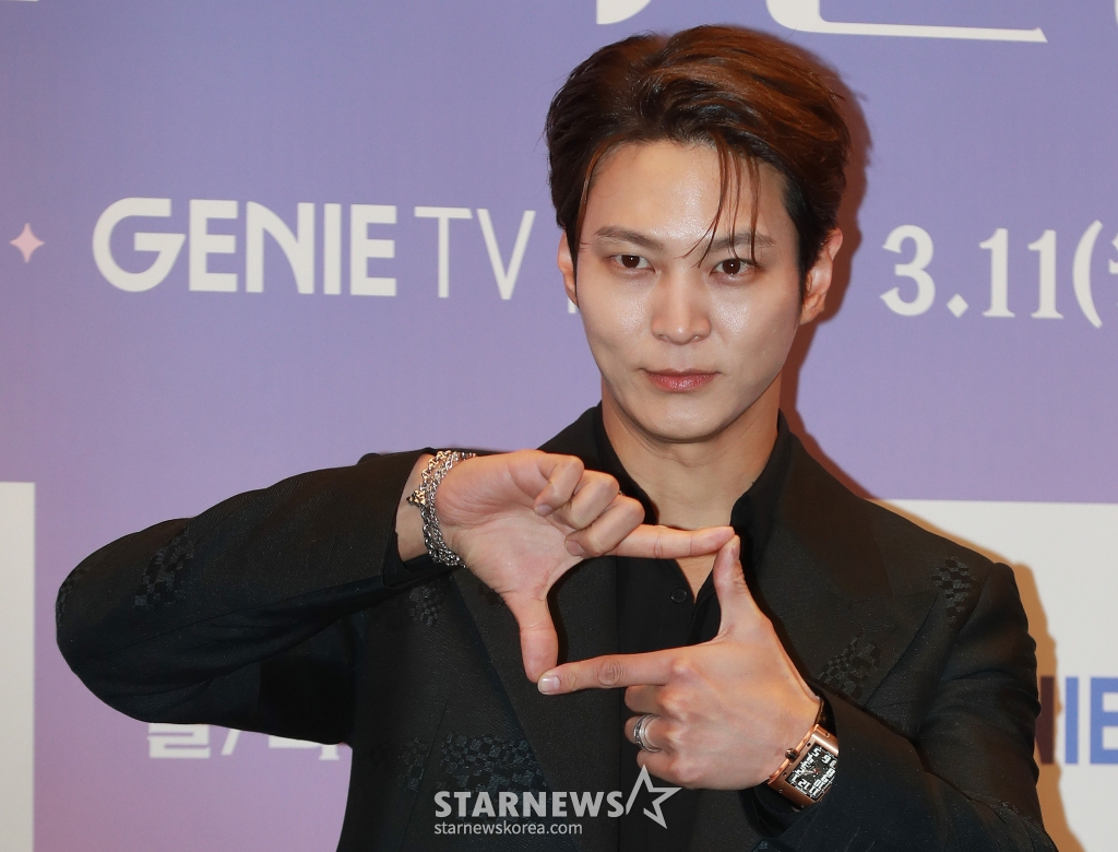 배우 주원이 11일 오후 서울 마포구 상암동 스탠포드 호텔에서 진행된 지니TV 새 드라마 '야한 사진관' 제작발표회에 참석해 포즈를 취하고 있다. 오직 죽은 자들을 위해 존재하는 귀객 전문 사진관의 까칠한 사진사와 열혈 변호사가 서늘한 밤 손님들과 생과 사를 오가며 펼치는 아찔하고도 기묘한 이야기 '야한 사진관'은 오늘(11일) 첫 방송된다. /2024.03.11 /사진=이동훈