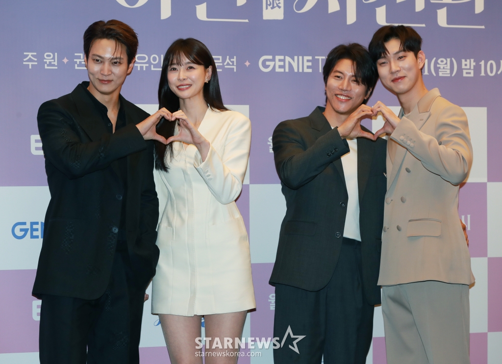 배우 주원, 권나라, 음문석, 유인수가 11일 오후 서울 마포구 상암동 스탠포드 호텔에서 진행된 지니TV 새 드라마 '야한 사진관' 제작발표회에 참석해 포즈를 취하고 있다. 오직 죽은 자들을 위해 존재하는 귀객 전문 사진관의 까칠한 사진사와 열혈 변호사가 서늘한 밤 손님들과 생과 사를 오가며 펼치는 아찔하고도 기묘한 이야기 '야한 사진관'은 오늘(11일) 첫 방송된다. /2024.03.11 /사진=이동훈