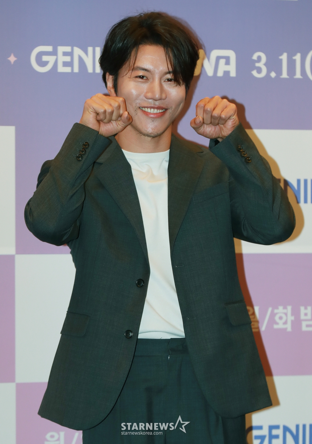 배우 음문석이 11일 오후 서울 마포구 상암동 스탠포드 호텔에서 진행된 지니TV 새 드라마 '야한 사진관' 제작발표회에 참석해 포즈를 취하고 있다. 오직 죽은 자들을 위해 존재하는 귀객 전문 사진관의 까칠한 사진사와 열혈 변호사가 서늘한 밤 손님들과 생과 사를 오가며 펼치는 아찔하고도 기묘한 이야기 '야한 사진관'은 오늘(11일) 첫 방송된다. /2024.03.11 /사진=이동훈