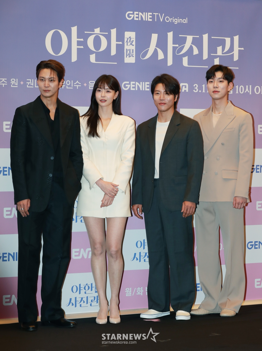 배우 주원, 권나라, 음문석, 유인수가 11일 오후 서울 마포구 상암동 스탠포드 호텔에서 진행된 지니TV 새 드라마 '야한 사진관' 제작발표회에 참석해 포즈를 취하고 있다. 오직 죽은 자들을 위해 존재하는 귀객 전문 사진관의 까칠한 사진사와 열혈 변호사가 서늘한 밤 손님들과 생과 사를 오가며 펼치는 아찔하고도 기묘한 이야기 '야한 사진관'은 오늘(11일) 첫 방송된다. /2024.03.11 /사진=이동훈