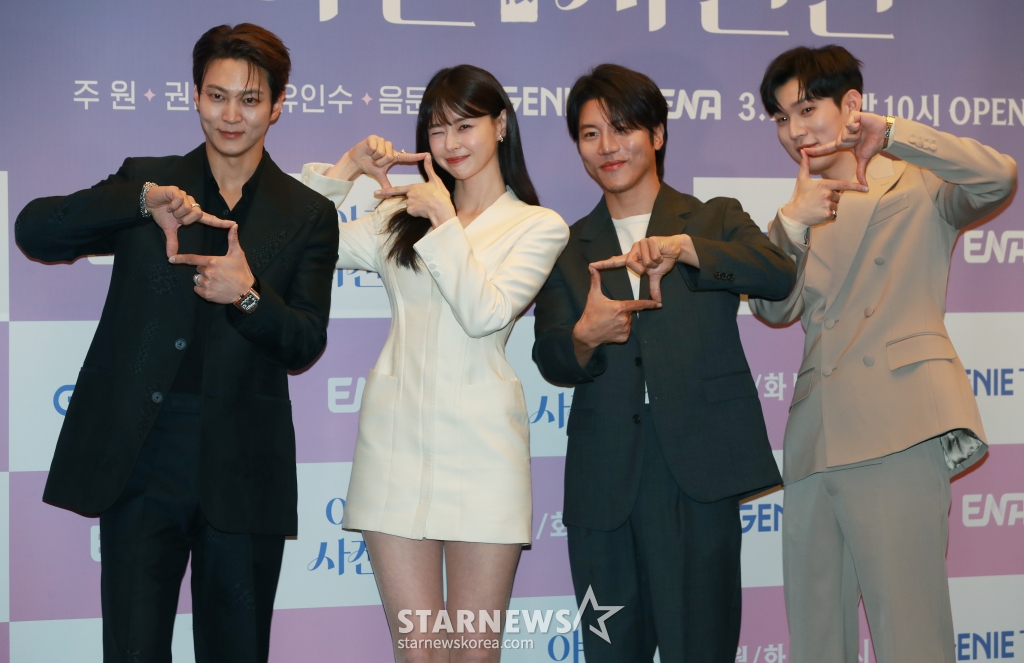 배우 주원, 권나라, 음문석, 유인수가 11일 오후 서울 마포구 상암동 스탠포드 호텔에서 진행된 지니TV 새 드라마 '야한 사진관' 제작발표회에 참석해 포즈를 취하고 있다. 오직 죽은 자들을 위해 존재하는 귀객 전문 사진관의 까칠한 사진사와 열혈 변호사가 서늘한 밤 손님들과 생과 사를 오가며 펼치는 아찔하고도 기묘한 이야기 '야한 사진관'은 오늘(11일) 첫 방송된다. /2024.03.11 /사진=이동훈