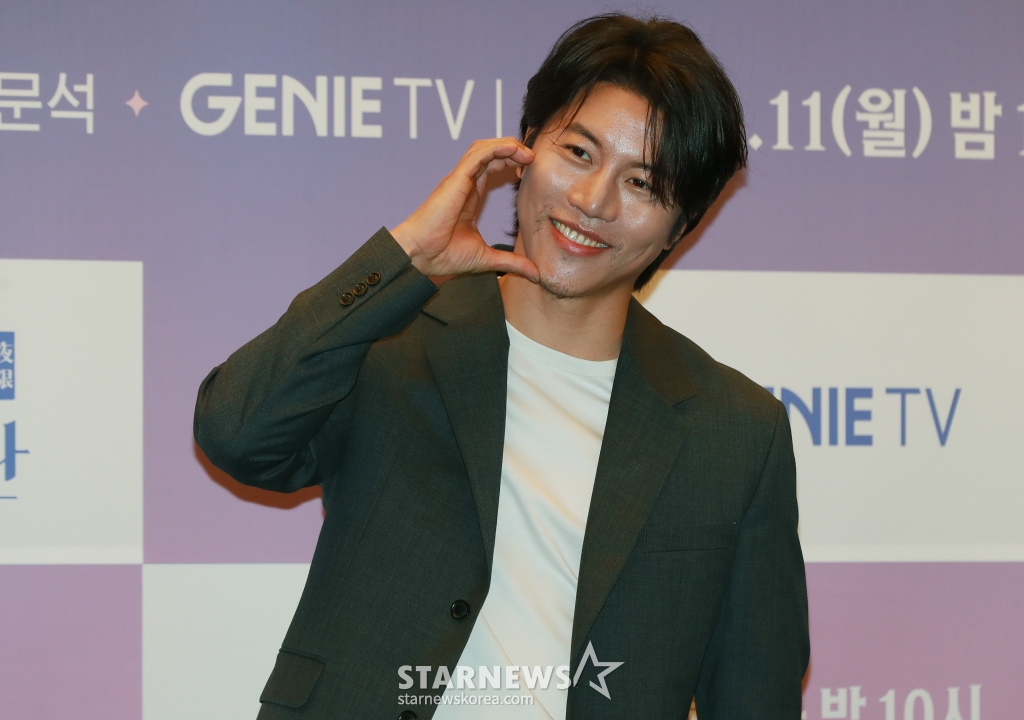 배우 음문석이 11일 오후 서울 마포구 상암동 스탠포드 호텔에서 진행된 지니TV 새 드라마 '야한 사진관' 제작발표회에 참석해 포즈를 취하고 있다. 오직 죽은 자들을 위해 존재하는 귀객 전문 사진관의 까칠한 사진사와 열혈 변호사가 서늘한 밤 손님들과 생과 사를 오가며 펼치는 아찔하고도 기묘한 이야기 '야한 사진관'은 오늘(11일) 첫 방송된다. /2024.03.11 /사진=이동훈