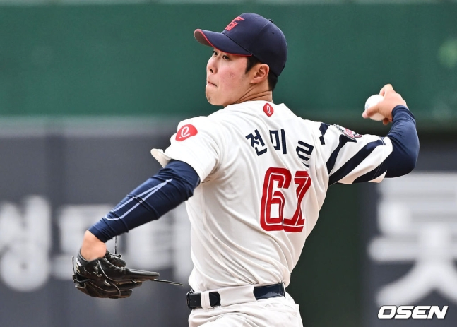 롯데 전미르가 11일 부산 사직야구장에서 열린 2024 신한 SOL Bank KBO 리그 시범경기에서 투구하고 있다.