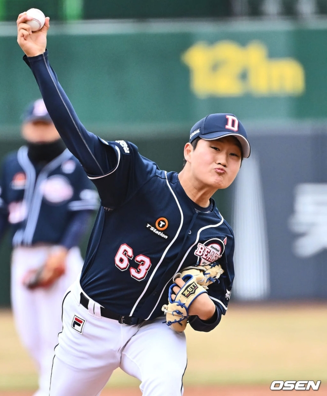 두산 김택연이 11일 부산 사직야구장에서 열린 2024 신한 SOL Bank KBO 리그 시범경기에서 투구하고 있다.