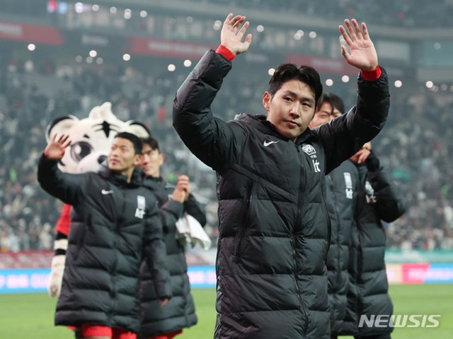 한국 축구팬들에게 인사하는 이강인. /사진=뉴시스 제공
