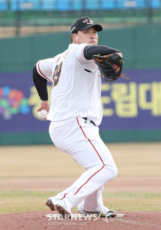 지난 7일 청백전에서 투구하는 류현진. /사진=김진경 대기자