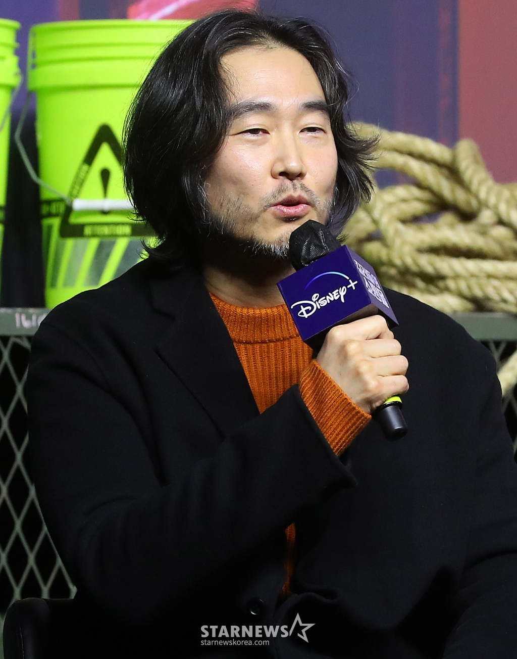 이권 감독이 15일 오전 서울 영등포구 여의도동 콘래드 서울에서 진행된 디즈니+ 오리지널 시리즈 '킬러들의 쇼핑몰' 제작발표회에 참석해 인사말을 하고 있다.  '킬러들의 쇼핑몰'은 삼촌 진만(이동욱 분)이 남긴 위험한 유산으로 인해 수상한 킬러들의 표적이 된 조카 지안(김혜준 분)의 생존기를 다룬 스타일리시 뉴웨이브 액션물이다. 오늘 17일 공개. 2024.01.15 /사진=김창현