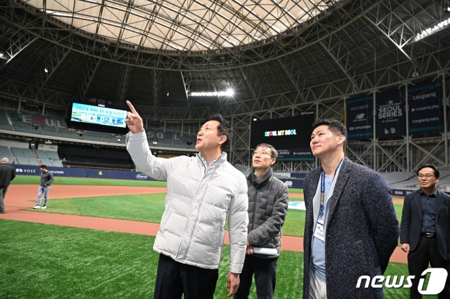 오세훈 서울시장이 12일 서울 구로구 고척스카이돔을 찾아 국내 최초로 개최되는 'MLB 월드투어 서울시리즈' 준비 상황을 점검하고 있다. /사진=서울시 제공(뉴스1)