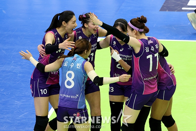2023-2024시즌 도드람 V리그 여자배구 현대건설 대 흥국생명 전이 12일 오후 경기도 수원실내체육관에서 열렸다. 흥국생명 김연경이 2세트에서 역전을 한 후 동료들과 기뻐하고 있다. /수원=김진경 기자
