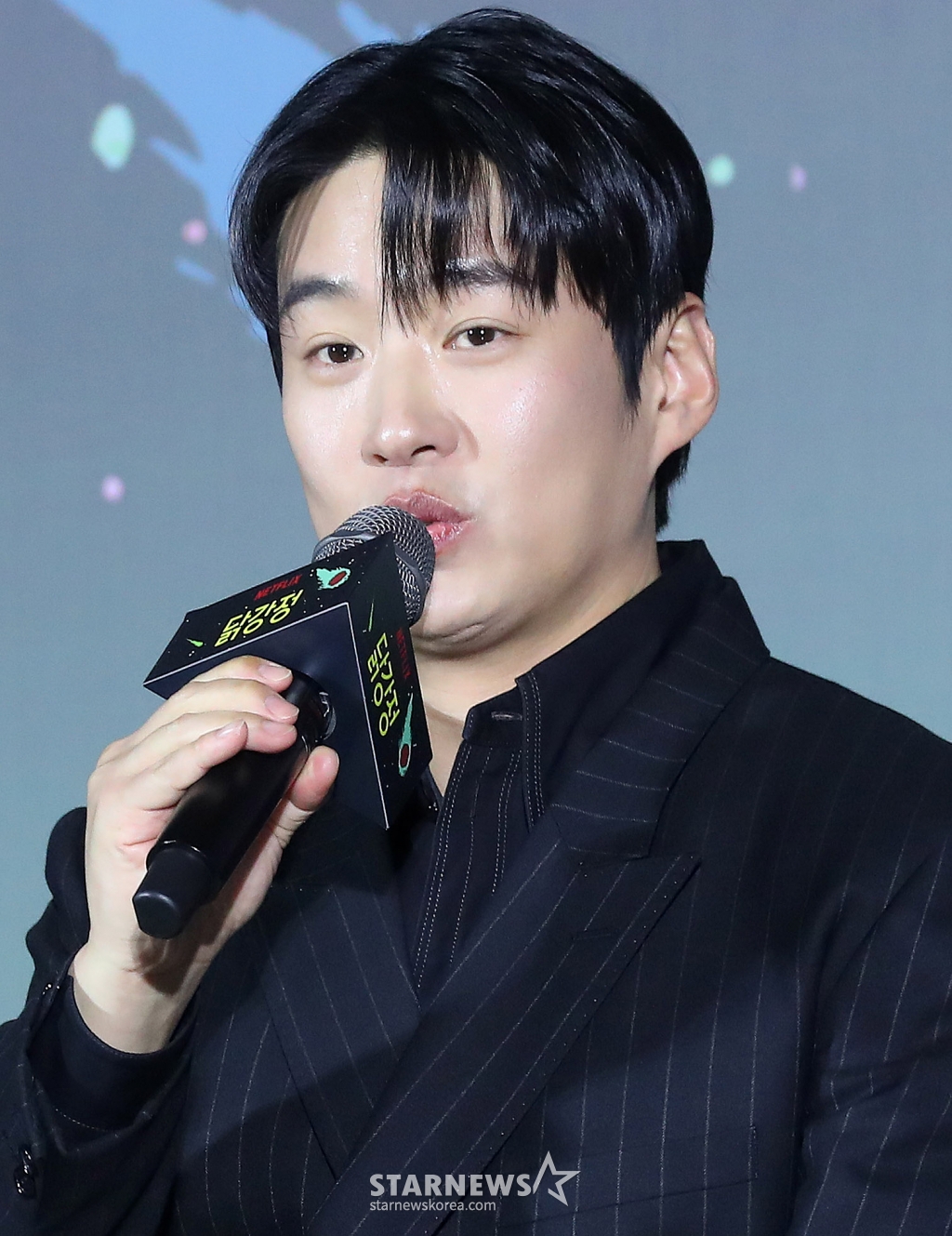 배우 안재홍이 13일 오전 서울 광진구 건대입구 롯데시네마에서 진행된 넷플릭스 시리즈 '닭강정' 제작발표회에 참석해 인사말을 하고 있다. '닭강정'은 의문의 기계에 들어갔다가 닭강정으로 변한 딸 민아(김유정 분)를 되돌리기 위한 아빠 선만(류승룡 분)과 그녀를 짝사랑하는 백중(안재홍 분)의 신계(鷄)념 코믹 미스터리 추적극이다. 오는 15일 공개. 2024.03.13 /사진=김창현