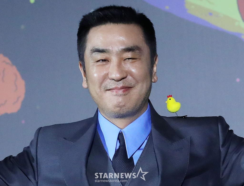 배우 류승룡이 13일 오전 서울 광진구 건대입구 롯데시네마에서 진행된 넷플릭스 시리즈 '닭강정' 제작발표회에 참석해 포즈를 취하고 있다. '닭강정'은 의문의 기계에 들어갔다가 닭강정으로 변한 딸 민아(김유정 분)를 되돌리기 위한 아빠 선만(류승룡 분)과 그녀를 짝사랑하는 백중(안재홍 분)의 신계(鷄)념 코믹 미스터리 추적극이다. 오는 15일 공개. 2024.03.13 /사진=김창현
