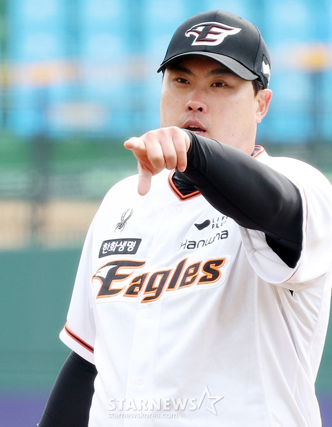 류현진이 지난 7일 오후 대전 한화생명이글스파크에서 열린 팀 청백전에서 투구 후 손가락으로 가리키고 있다. /사진=김진경 대기자