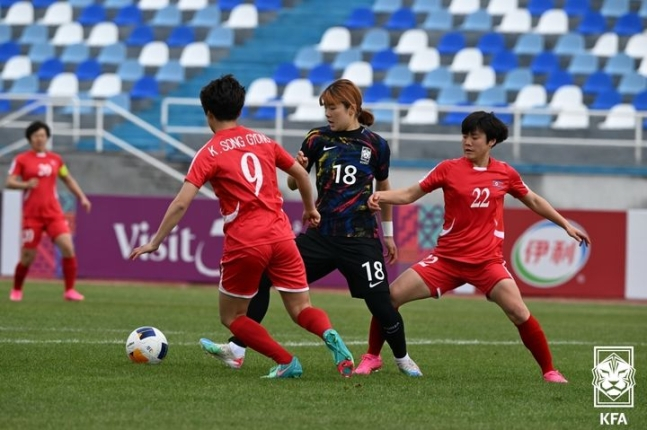 한국(검정색 유니폼)과 북한(빨간색 유니폼)의 2024 U-20 여자 아시안컵 준결승전 경기 장면. /사진=대한축구협회