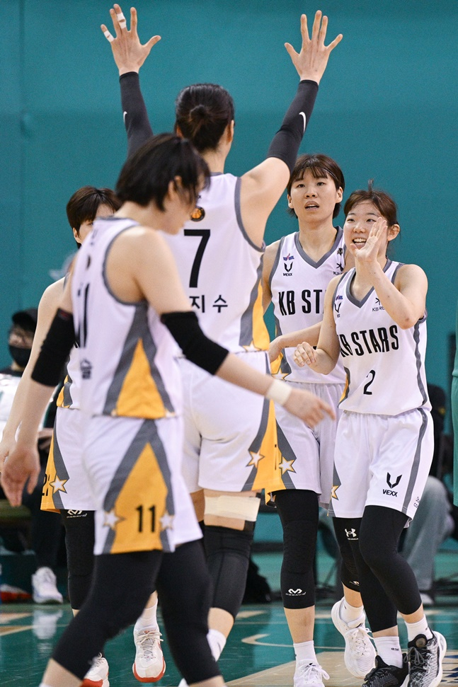 KB스타즈 선수들이 13일 하나원큐와 플레이오프 3차전 도중 기뻐하고 있다. /사진=WKBL