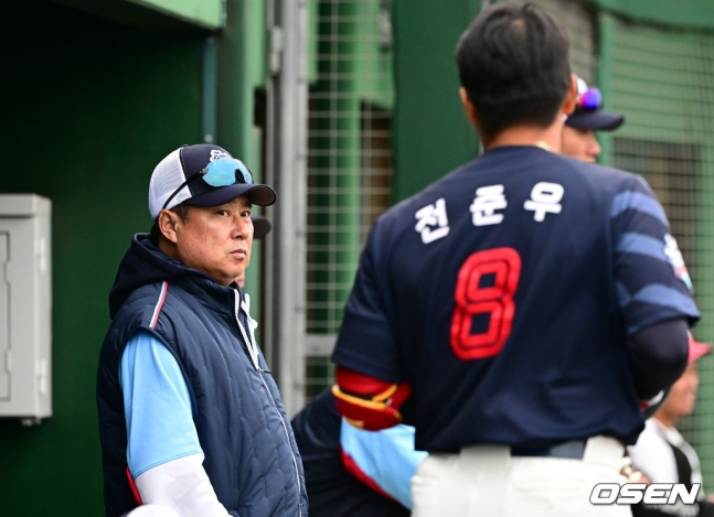 롯데 김태형 감독(왼쪽)이 주장 전준우와 대화를 나누고 있다.