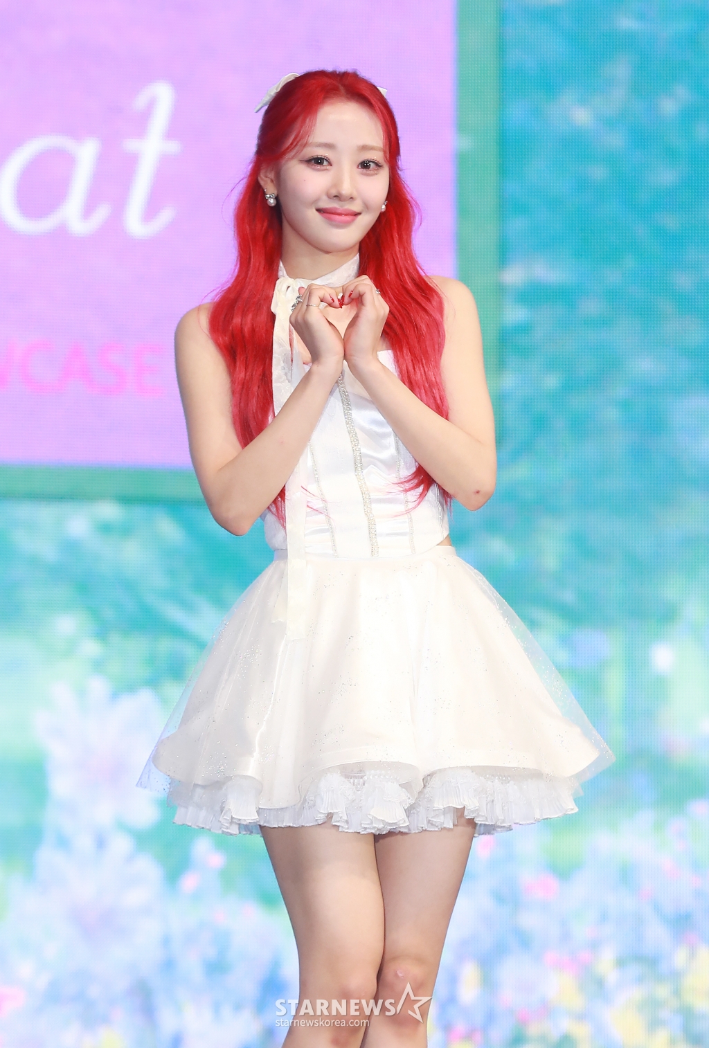 걸그룹 이달의 소녀(LOONA) 이브가 20일 오후 서울 코엑스에서 진행된 서머 스페셜 미니 앨범 '플립 댓'(Flip That) 발매기념 쇼케이스에서 포즈를 취하고 있다. 이번 앨범에는 타이틀 곡 '플립 댓'을 비롯해 '더 저니'(The Journey), '니드 유'(Need U), '포즈'(POSE), '팔레 블루 닷'(Pale Blue Dot), '플레이백'(Playback) 등 총 6곡이 수록됐다/사진=이동훈 기자