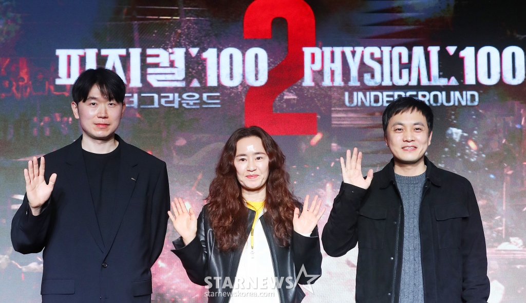 장호기 PD, 강숙경 작가, 이종일 PD가 14일 오전 서울 마포구 호텔 나루 서울 엠갤러리에서 진행된 넷플릭스 오리지널 예능 '피지컬: 100 시즌2-언더그라운드' 제작발표회에 참석해 포즈를 취하고 있다. '피지컬: 100'은 가장 완벽한 피지컬을 가진 최고의 '몸'을 찾기 위해, 최강 피지컬이라 자부하는 100인이 벌이는 극강의 서바이벌 게임 예능이다. 오는 19일 공개. 2024.03.14 /사진=김창현