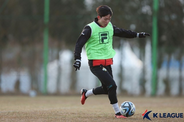 팀 훈련에 집중하는 양민혁. /사진=한국프로축구연맹 제공