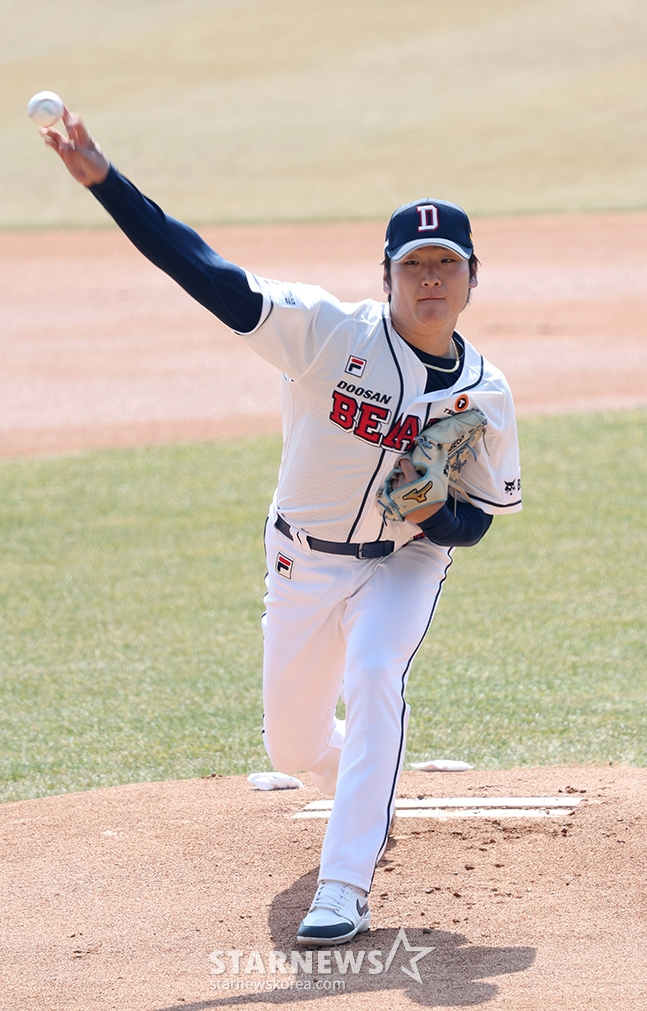 '2024 신한 SOL 뱅크 KBO리그' 시범경기 두산-KIA 전이 14일 오후 잠실구장에서 열렸다. 두산 선발 곽빈이 역투하고 있다./잠실=김진경 기자