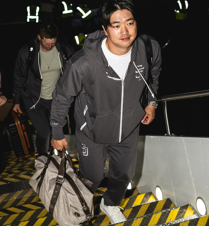 샌디에이고 고우석이 14일(한국시간) 한국행 전세기에 탑승하고 있다. /사진=샌디에이고 파드리스 공식 SNS