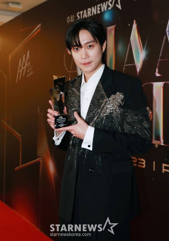 배우 김영대가 2023년 12월 14일 필리핀 아레나에서 열린 '2023 아시아 아티스트 어워즈 인 필리핀'(2023 Asia Artist Awards IN THE PHILIPPINES)에서 AAA 베스트 액팅 퍼포먼스 상을 수상한 뒤 포즈를 취하고 있다./사진=이동훈 기자