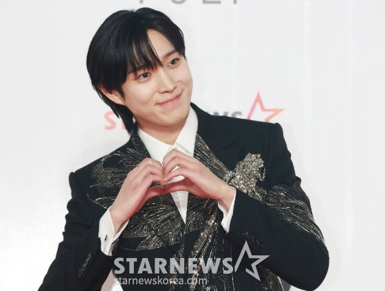 배우 김영대가 2023년 12월 14일 필리핀 아레나에서 열린 '2023 아시아 아티스트 어워즈 인 필리핀'(2023 Asia Artist Awards IN THE PHILIPPINES)에서 AAA 베스트 액팅 퍼포먼스 상을 수상한 뒤 포즈를 취하고 있다./사진=이동훈 기자