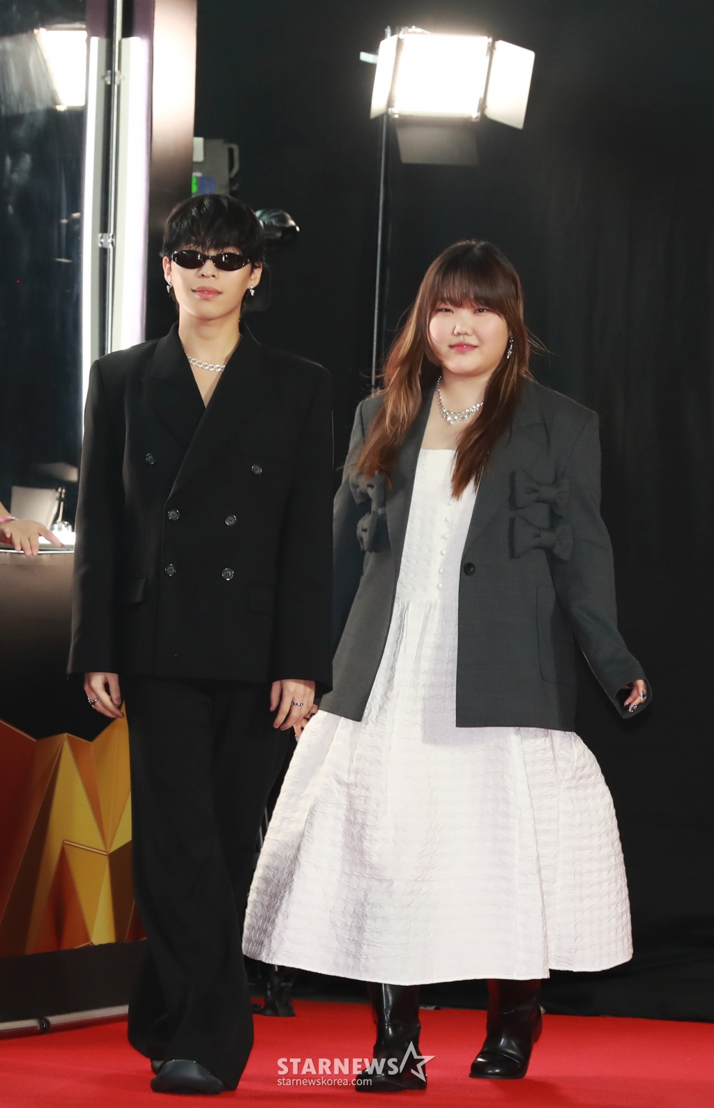 악뮤(AKMU) 이찬혁, 이수현이 14일 필리핀 아레나에서 열린 '2023 아시아 아티스트 어워즈 인 필리핀'(2023 Asia Artist Awards IN THE PHIPPINES, 이하 '2023 AAA') 레드카펫 행사에 참석해 포즈를 취하고 있다. 2023.12.14 /사진=이동훈