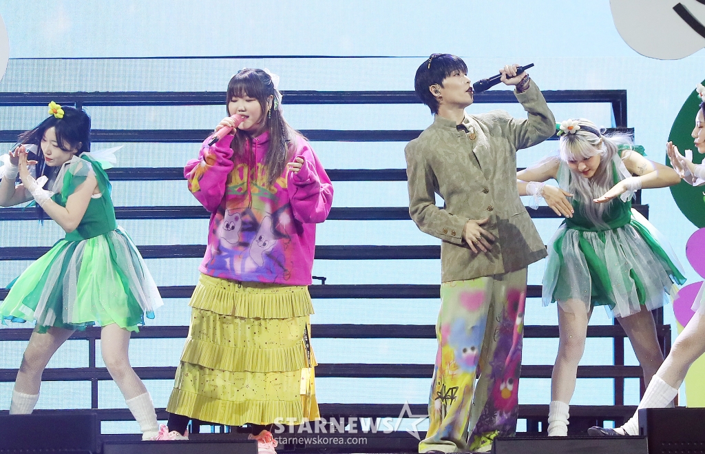 악뮤(AKMU)가 지난 14일 필리핀 아레나에서 열린 '2023 아시아 아티스트 어워즈 인 필리핀'(2023 Asia Artist Awards IN THE PHILIPPINES, 이하 '2023 AAA')에서 멋진 무대를 선보이고 있다. 악뮤는 '2023 AAA'에서 AAA 베스트 아티스트를 수상했다. /사진=김창현